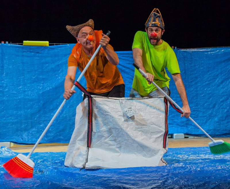 BAOBAB, UN ÁRBOL, UNA SETA Y UNA ARDILLA